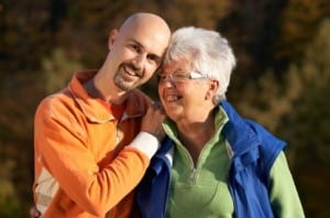 couple différence d'âge (1) Et la différence d'âge n'est pas l’apanage des célébrités. De plus en plus de couples se forment sans se soucier de la différence d'âge.