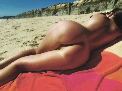 Belle fille au cul magnifique totalement nue sur la plage