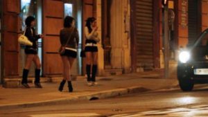 Sur le boulevard Barbès, de nombreuses prostituées black, souvent en situation irrégulière, vendent leur corps pour quelques euros.