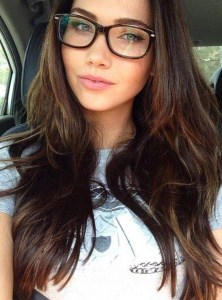 amatrice sexy à lunettes