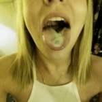 Jolie blonde avec du sperme sur la langue