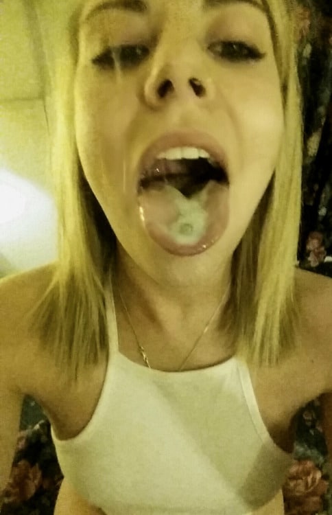 Jolie blonde avec du sperme sur la langue