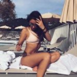 Sananas Nue - Photos de la belle youtubeuse topless