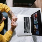 Personne En Chemise à Manches Longues Jaune à L'aide De Macbook Pro