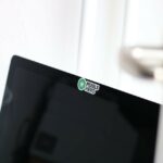 Photo Gros Plan De L'ordinateur Portable Noir Ouvert Avec Autocollant Pexels Hero