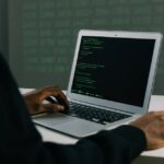 Personne En Chemise &agrave; Manches Longues Noire &agrave; L'aide De Macbook Air