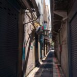 Explorez une ruelle &eacute;troite aux volets clos et aux ombres vibrantes dans la ville de New Taipei, &agrave; Ta&iuml;wan.